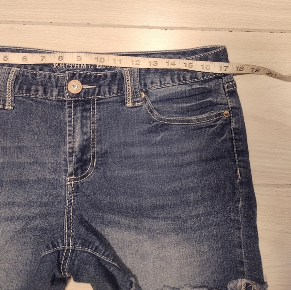 Rhythm in Blues Women's Stretch Blue Jean Mid Rise Shorts Denim Size 12. - Picture 3 of 6